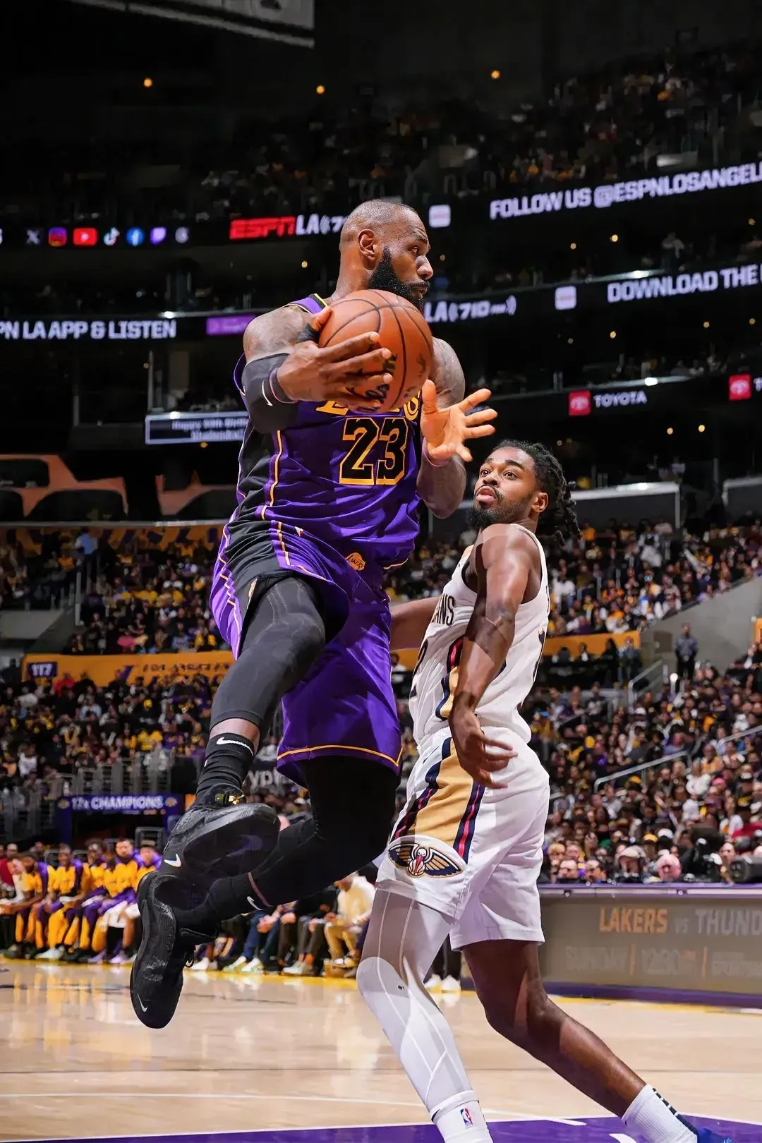 爱游戏-詹姆斯意外战胜切尔西，出色防守引爆全场！-爱游戏