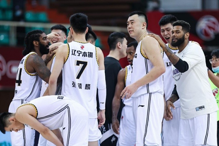 爱游戏-社区盾赛程吃紧，皇家马德里今晨完成体检，赛场秩序良好，训练强度明显提升-爱游戏